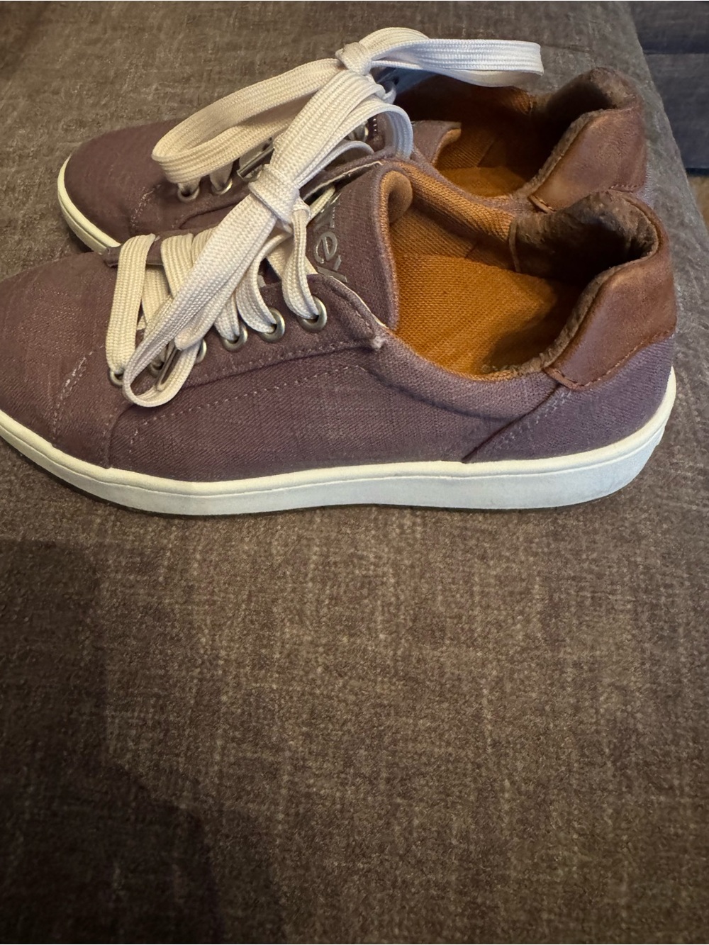 Aetrex Men's Lavender Canvas Sneakers with White Laces - Picture 2 of 3
